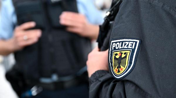 Bundespolizisten stehen am Hauptbahnhof an einem B
