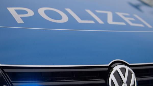 Ein Blaulicht leuchtet an einer Polizeistreife. (z