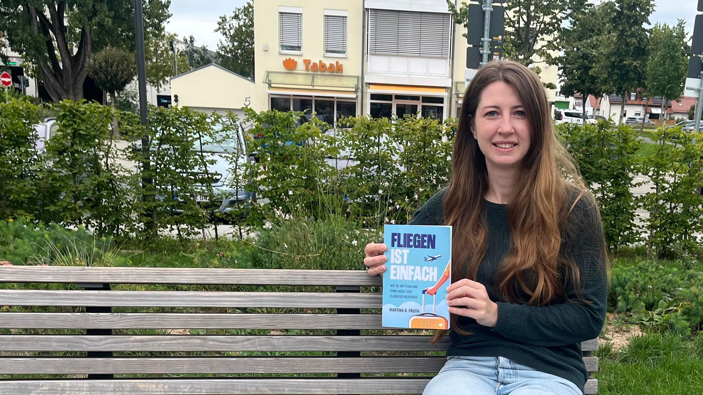 Martina Fruth mit ihrem Buch „Fliegen ist einfach“