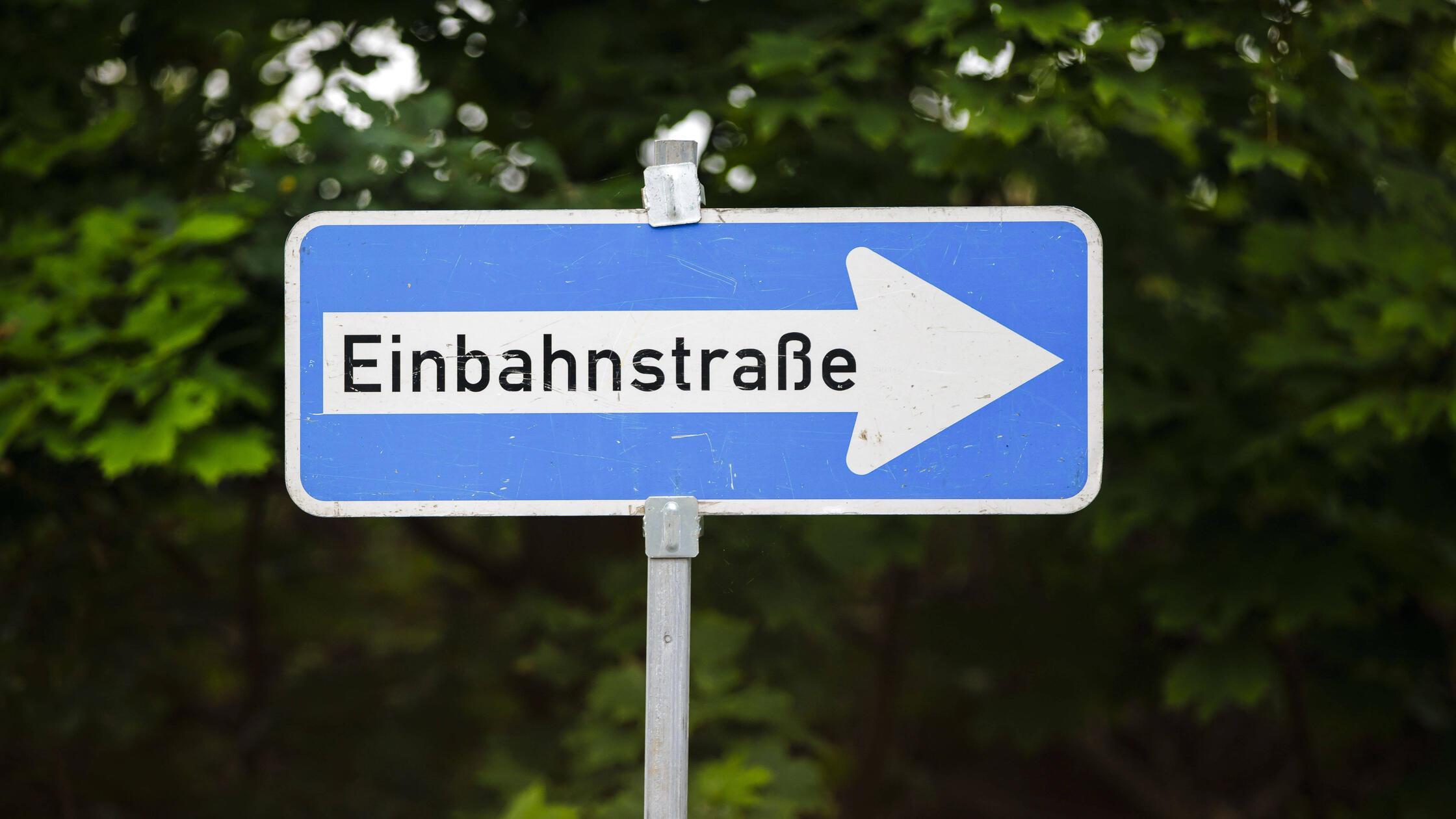 Symbolfoto zum Thema Einbahnstrasse. Nahaufnahme e