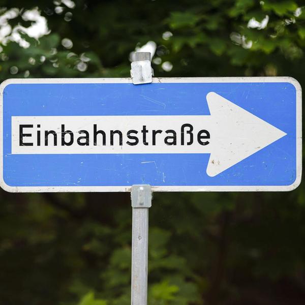 Symbolfoto zum Thema Einbahnstrasse. Nahaufnahme e