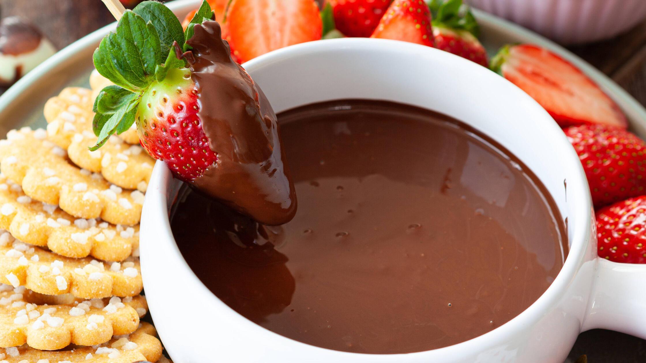 Schokoladen Fondue mit frischen Erdbeeren und Keks