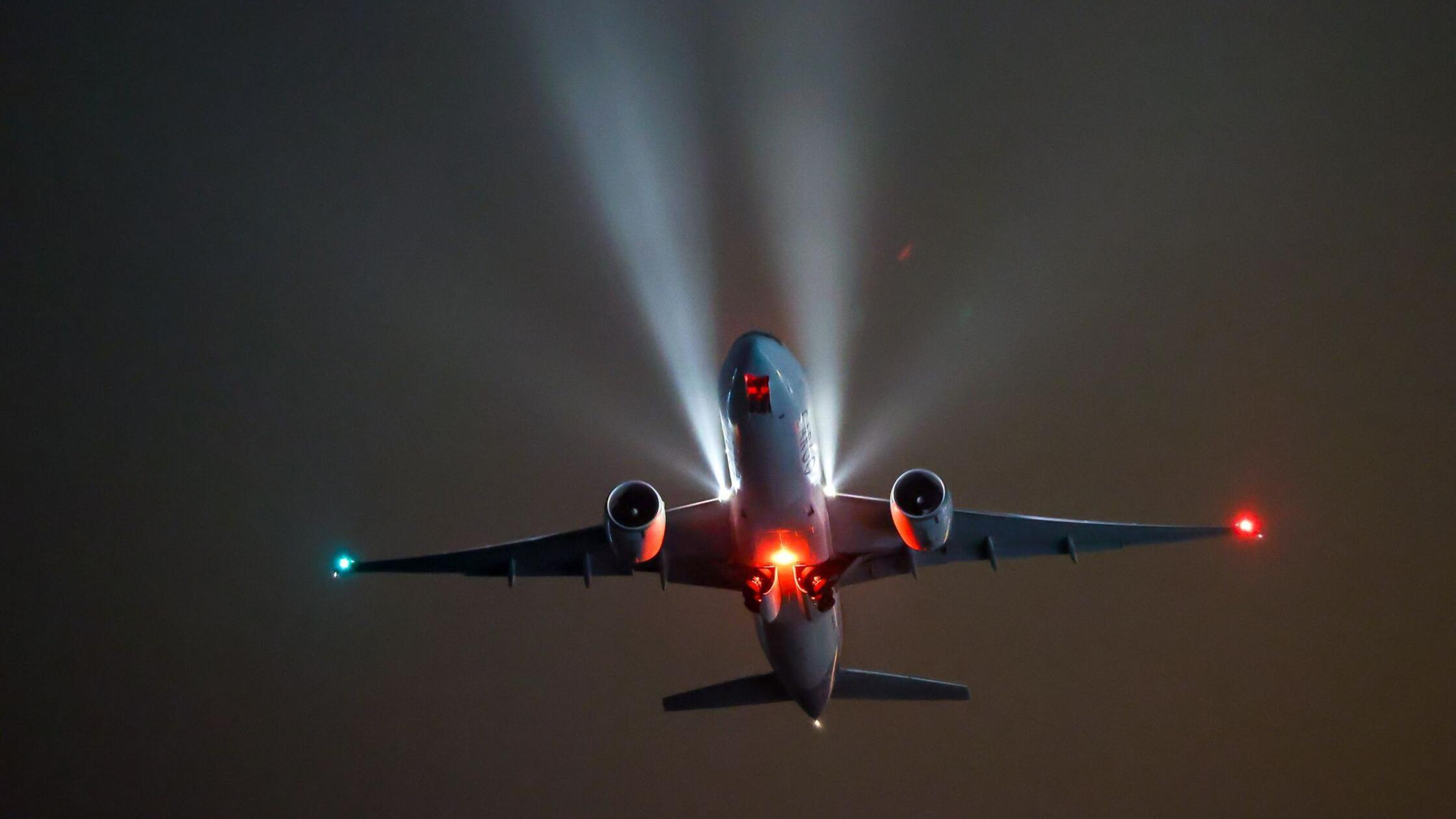 Ein Frachtflugzeug startet vom Flughafen Leipzig/H