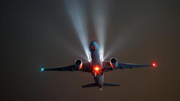 Ein Frachtflugzeug startet vom Flughafen Leipzig/H