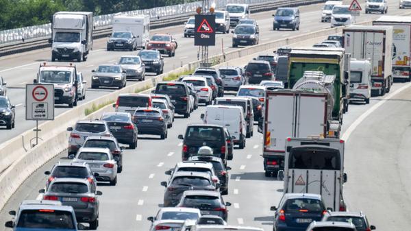 Zahlreiche Autos stehen auf der Autobahn A9 bei Hi