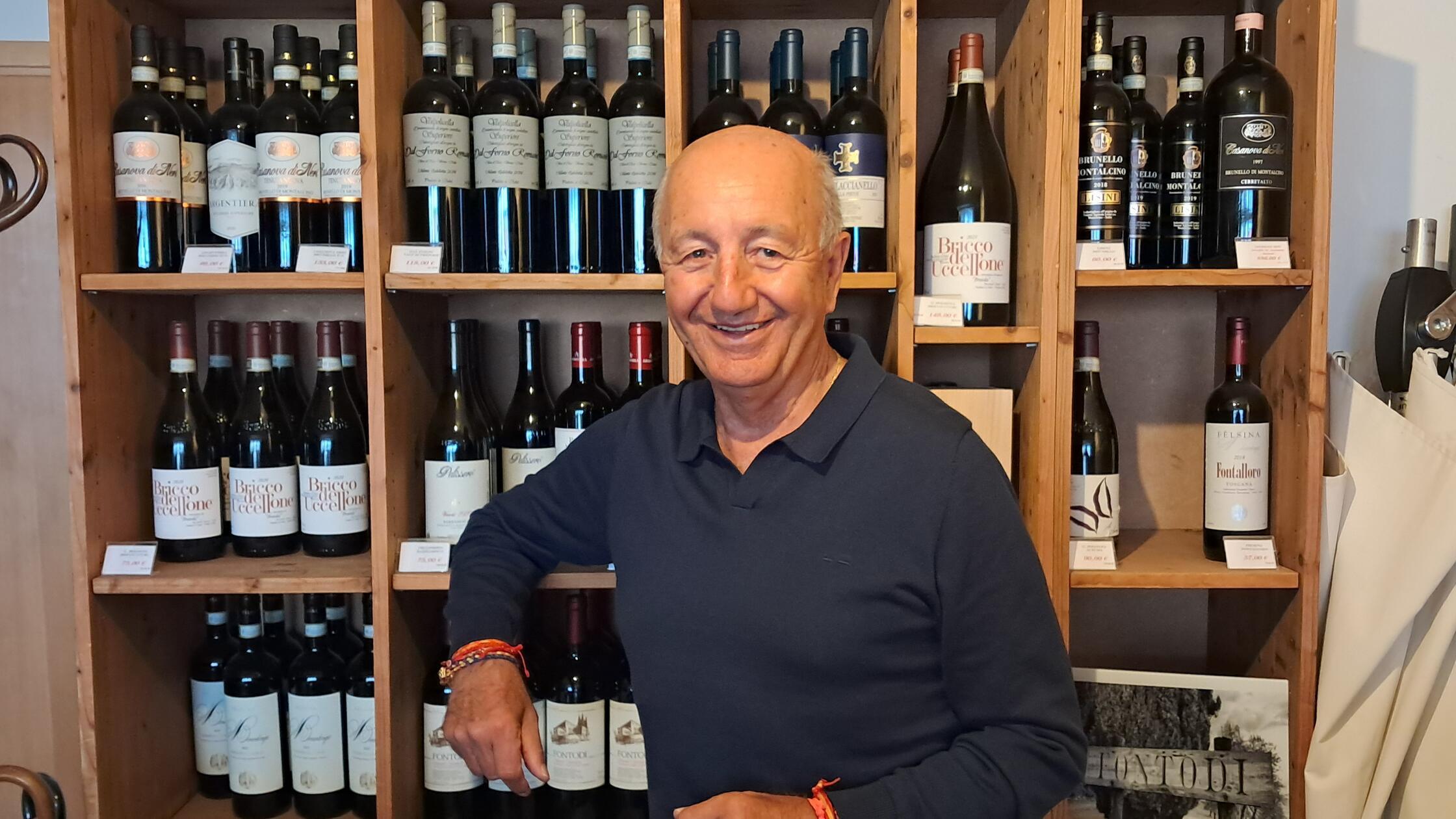 Enzo Olmorisi vor einem Weinregal in seiner enotec