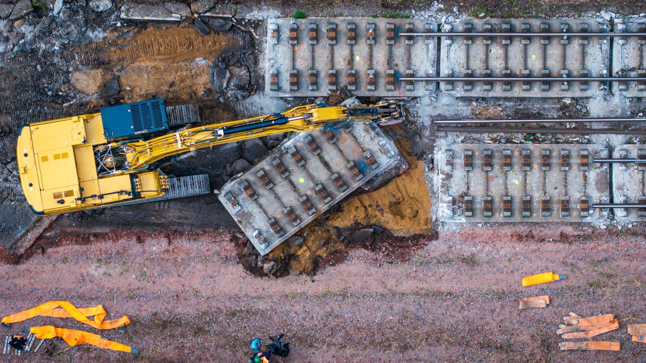 Mit schwerer Technik wird auf einem Teilstück der 