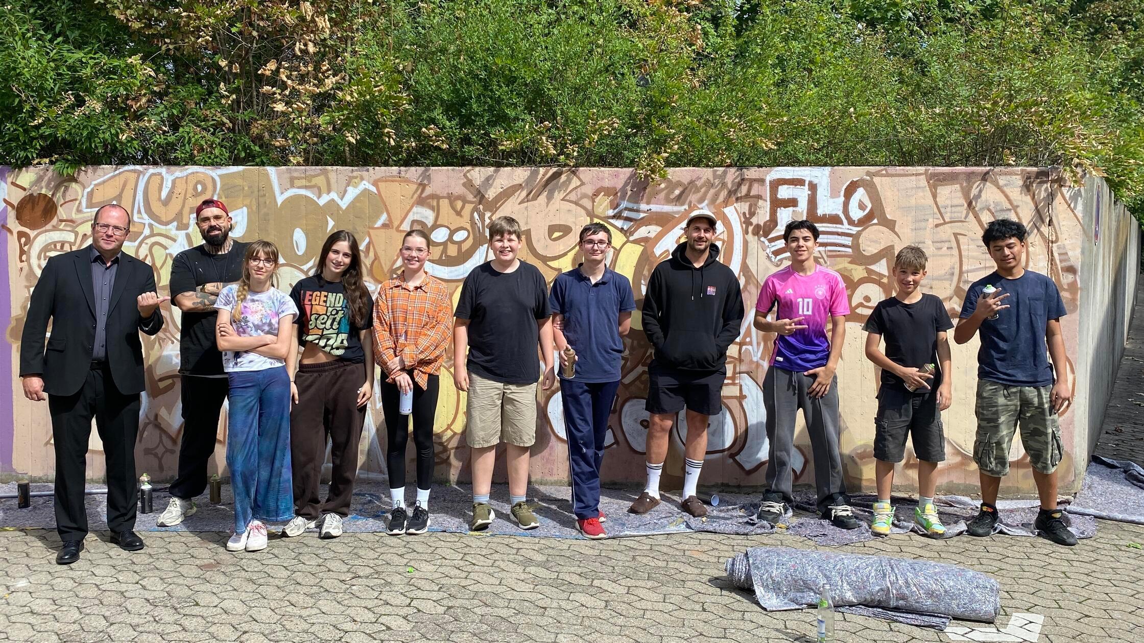 Das Team des Jugendhauses zusammen mit Künstler HO