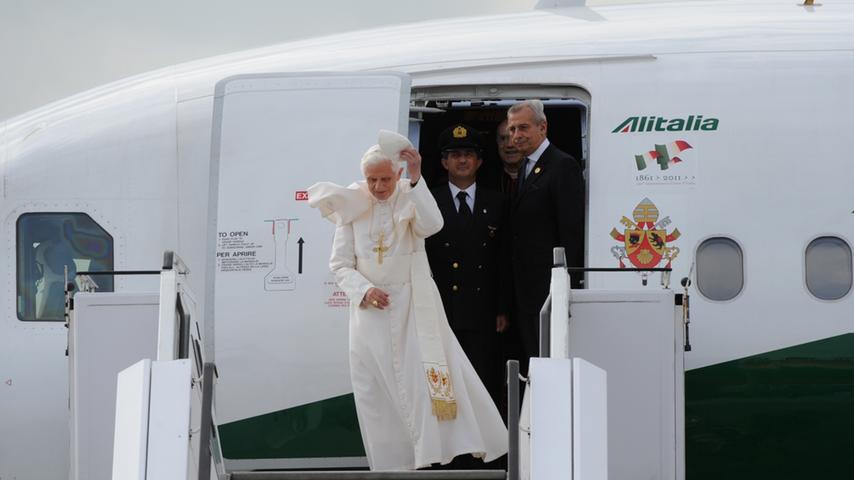Papst Benedikt XVI. steigt in Berlin auf dem Flughafen Tegel aus einer Maschine der Fluggesellschaft Alitalia.
