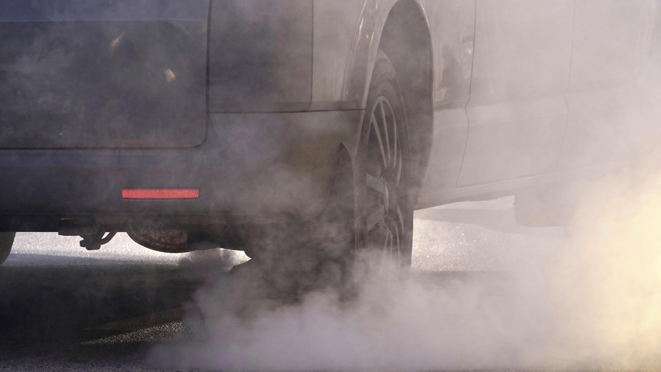 Auto mit Verbrennungsmotor, Winter, Deutschland