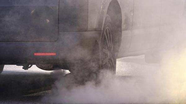 Auto mit Verbrennungsmotor, Winter, Deutschland