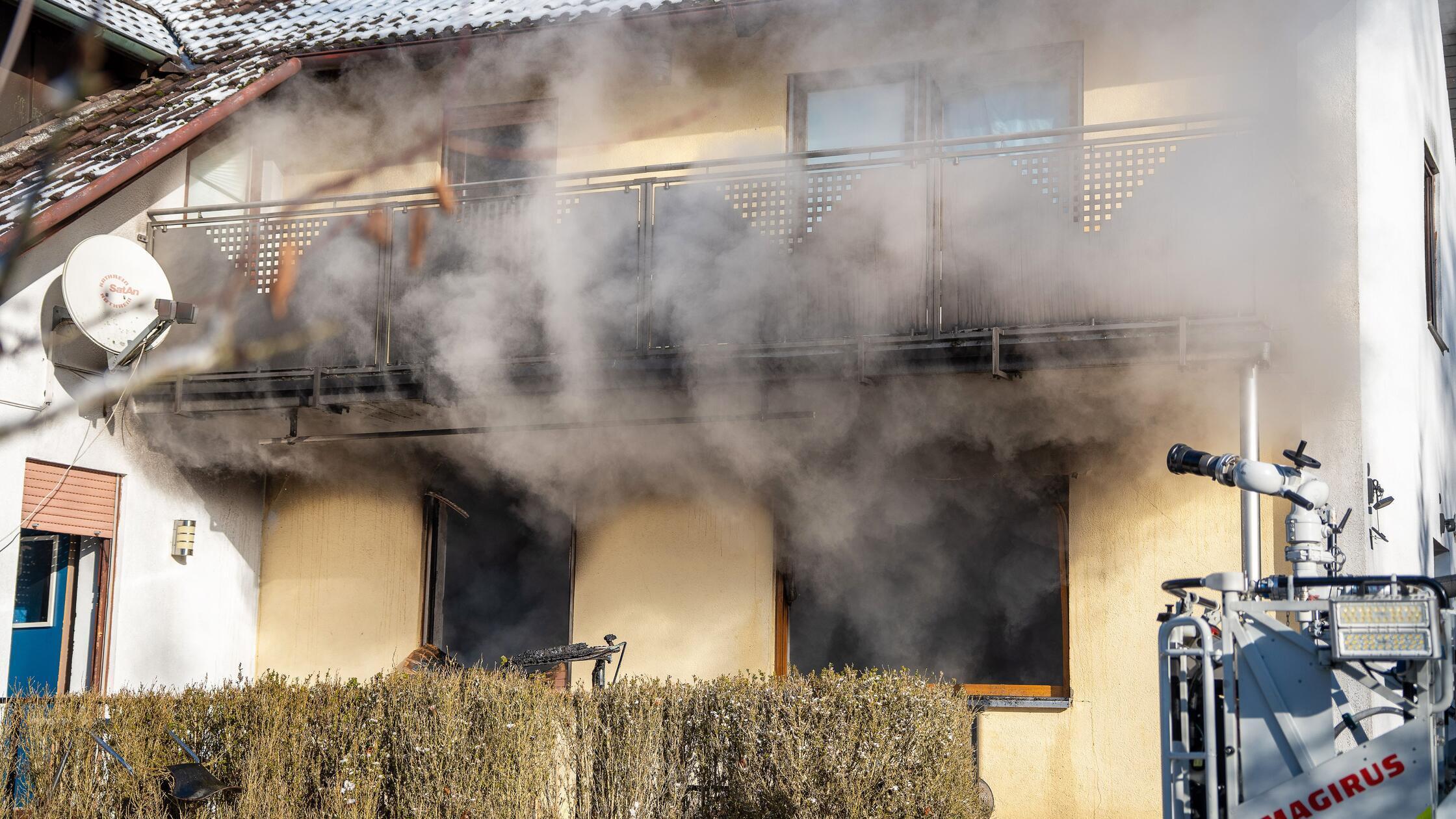 Rauch schlägt bei einem Brand in einer Asylunterku