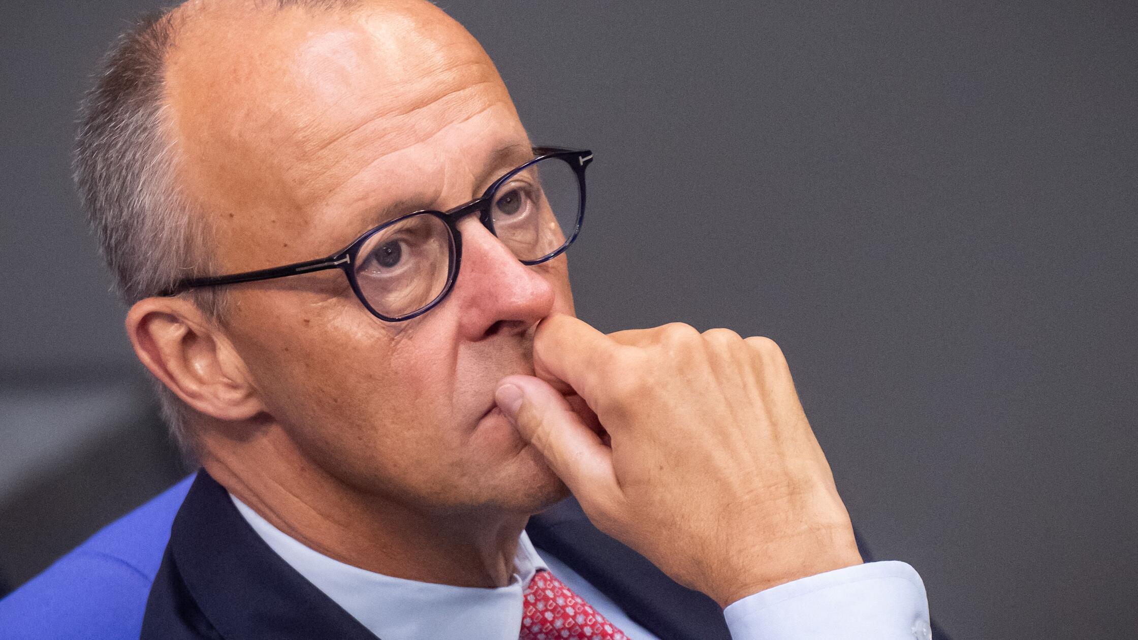 Bundeskanzler Friedrich Merz (CDU) verfolgt die De