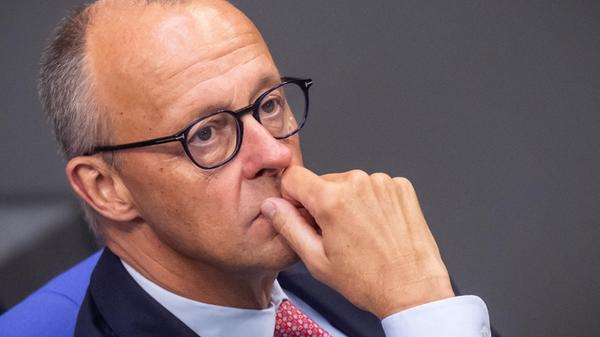 Bundeskanzler Friedrich Merz (CDU) verfolgt die De