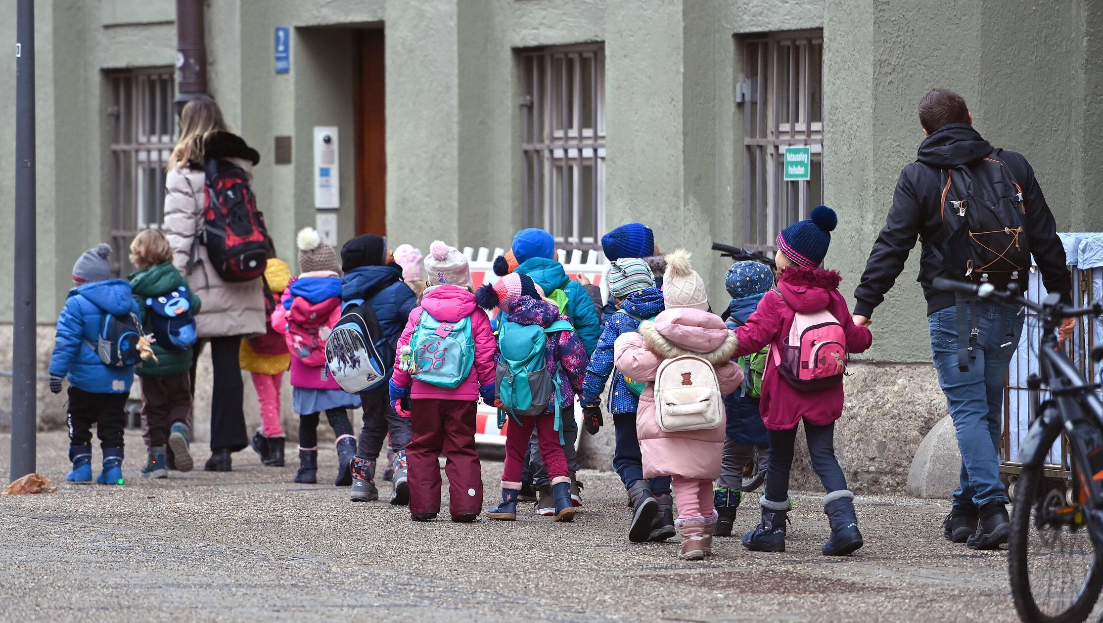 Kindergartenkinder mit Betreuer und Betreuerin mac