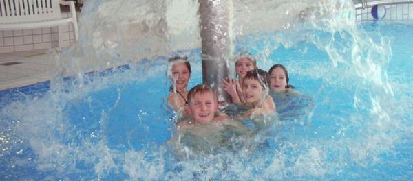 Die Pottensteiner Schwimmbäder bieten Badevergnügen ohne Chemie. Im Hallenbad Juramar wird das Badwasser per Natursole gereinigt, im Felsenbad erfolgt die Reinigung durch Pflanzen. Das Juramar ist mit seiner Außenrutsche, seinem Kinderbecken sowie der neu gestalteten Saunalandschaft besonders auf Familien ausgerichtet. Das Felsenbad lädt nicht nur zum Baden, sondern auch zum Schlemmen in einem der schönsten Biergärten der Fränkischen Schweiz ein. • Öffnungszeiten und weitere Details gibt es auf der Homepage.