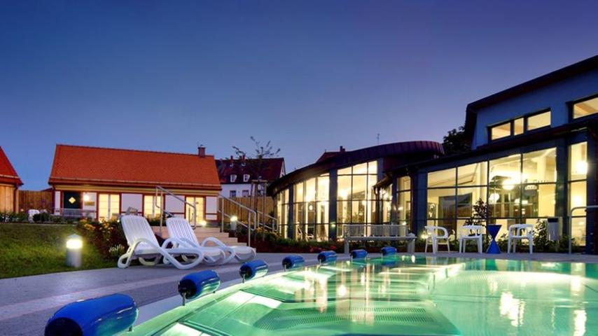 Im Freizeitbad Juramare mit Saunadorf finden die Erholungssuchenden eine Oase zum Ausspannen. Viele Attraktionen erwarten die Badegäste bei Ihrem Badebesuch. Als besondere Attraktion wird den Badegästen eine 100-Meter-Black-Hole-Riesenrutsche geboten. Doch auch Welness wird im Juramare Gunzenhausen groß geschrieben: Auf einer Fläche von 2200 Quadratmetern präsentiert sich das abwechslungsreiche Saunadorf mit einem großzügigen Saunagarten.• Öffnungszeiten und weitere Details gibt es auf der Homepage des Juramare Gunzenhausen. Im Freizeitbad Juramare mit Saunadorf finden die Erholungssuchenden eine Oase zum Ausspannen. Viele Attraktionen erwarten die Badegäste bei Ihrem Badebesuch. Als besondere Attraktion wird den Badegästen eine 100-Meter-Black-Hole-Riesenrutsche geboten. Doch auch Welness wird im Juramare Gunzenhausen groß geschrieben: Auf einer Fläche von 2200 Quadratmetern präsentiert sich das abwechslungsreiche Saunadorf mit einem großzügigen Saunagarten.• Öffnungszeiten und weitere Details gibt es auf der Homepage des Juramare Gunzenhausen.
