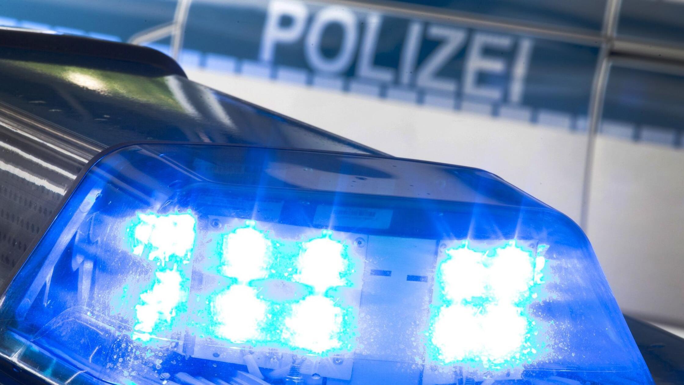 Ein Blaulicht leuchtet auf dem Dach eines Polizeiw