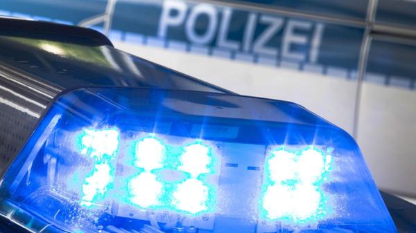 Ein Blaulicht leuchtet auf dem Dach eines Polizeiw