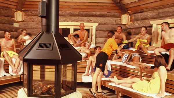 Gleich nach oben? Besser nicht. Anfänger sollten auf den unteren Bänken beginnen, oben ist die Hitze am größten. Da kann Ungeübten durchaus ein Kreislaufkollaps drohen. Wichtig ist: ein großes Handtuch - aufs Holz sollte der Schweiß nicht tropfen...