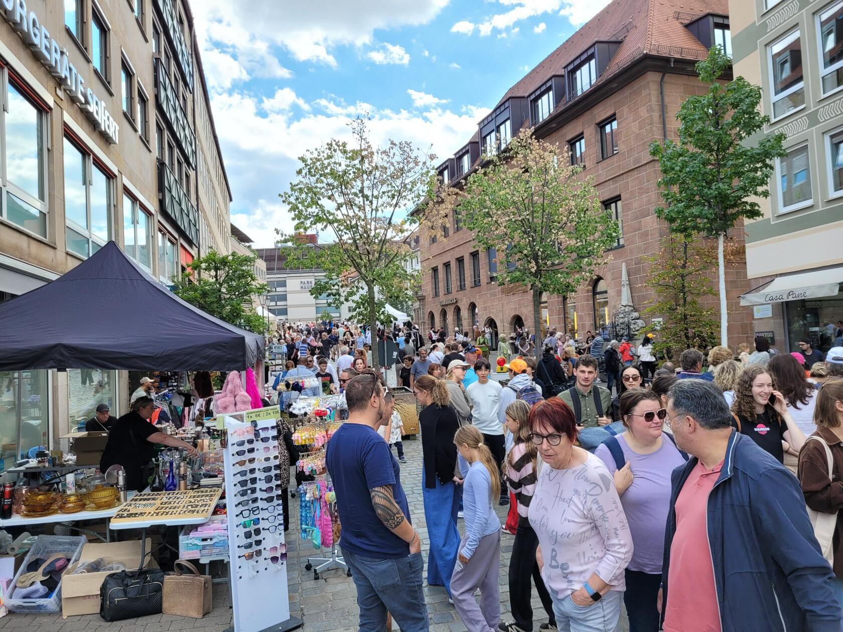 Der alljährliche Nürnberger Herbst-Trempelmarkt lädt bereits seit Freitag zur Schnäppchenjagd. Auch am Samstag können Flohmarkt-Fans nochmal ihr Glück versuchen und eventuell größere und kleinere Schätze finden.