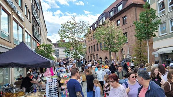 Der alljährliche Nürnberger Herbst-Trempelmarkt lädt bereits seit Freitag zur Schnäppchenjagd. Auch am Samstag können Flohmarkt-Fans nochmal ihr Glück versuchen und eventuell größere und kleinere Schätze finden.