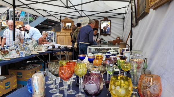 Bis Mitternacht konnten Besucherinnen und Besucher am Freitag durch die Innenstadt bummeln und nach besonderen Fundstücken suchen. Am Samstag öffneten die Stände bereits um 7 Uhr, Marktende ist um 20 Uhr.
