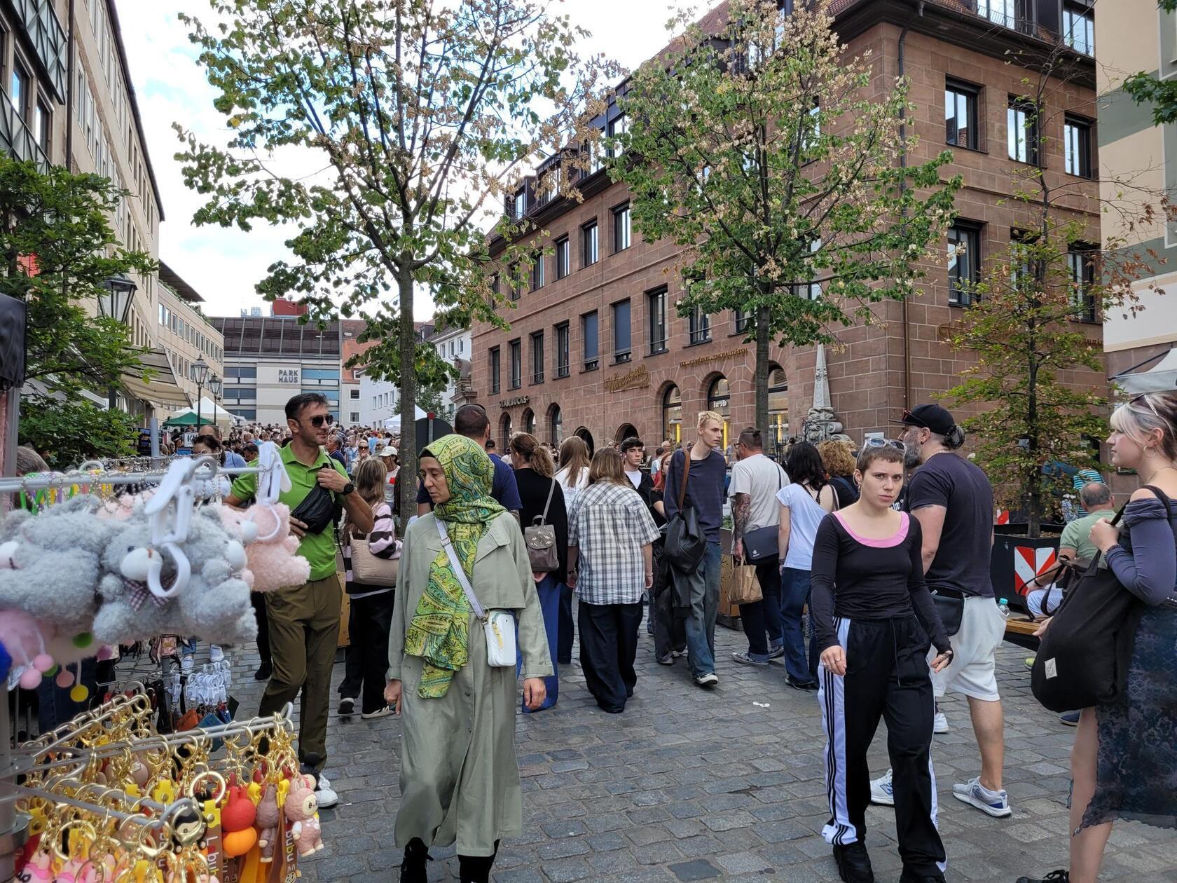 Die Verkaufsflächen erstrecken sich, wie üblich, über große Teile der Altstadt - unter anderem rund um Rathaus, Hauptmarkt, Frauenkirche, Museumsbrücke, Karolinenstraße, Königstraße, Kaiserstraße und Lorenzer Platz. 