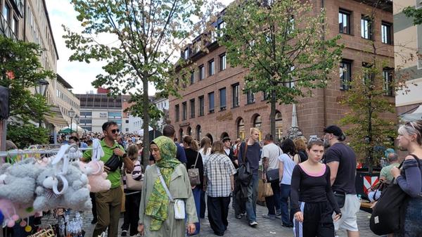 Die Verkaufsflächen erstrecken sich, wie üblich, über große Teile der Altstadt - unter anderem rund um Rathaus, Hauptmarkt, Frauenkirche, Museumsbrücke, Karolinenstraße, Königstraße, Kaiserstraße und Lorenzer Platz.