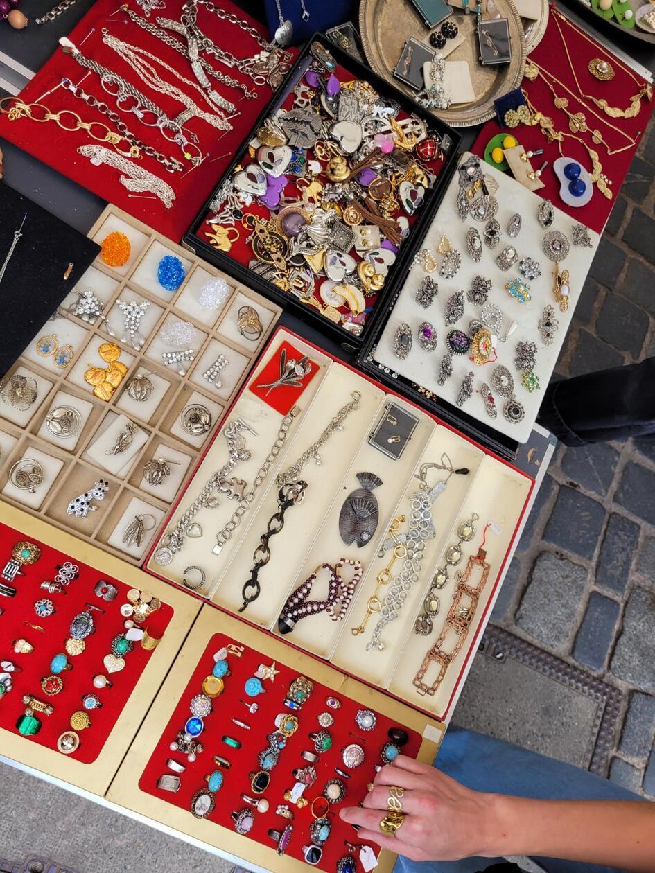 Zu finden gibt es alles, was das Herz begehrt: Von Schmuck, Porzellan, Vinyl über ausgefallene Lampen und kuriose Raritäten.