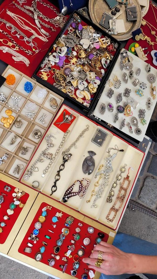 Zu finden gibt es alles, was das Herz begehrt: Von Schmuck, Porzellan, Vinyl über ausgefallene Lampen und kuriose Raritäten.