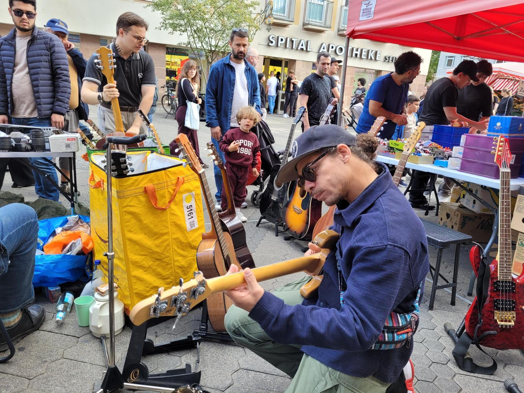 Hier und da wird dann auch mal noch eine Gitarre angespielt...