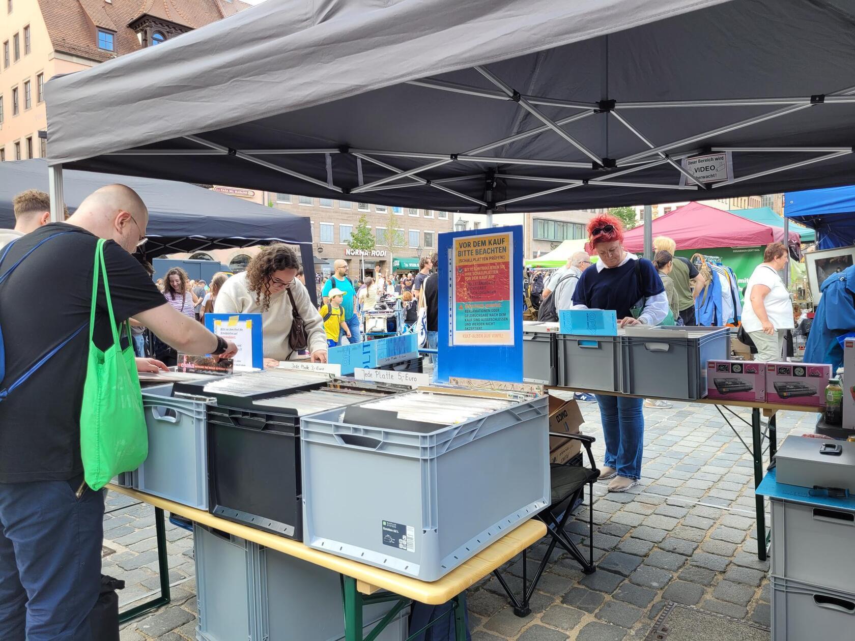 Und auch Schallplatten sind als "die Flohmarktklassiker schlechthin" natürlich auch vertreten.