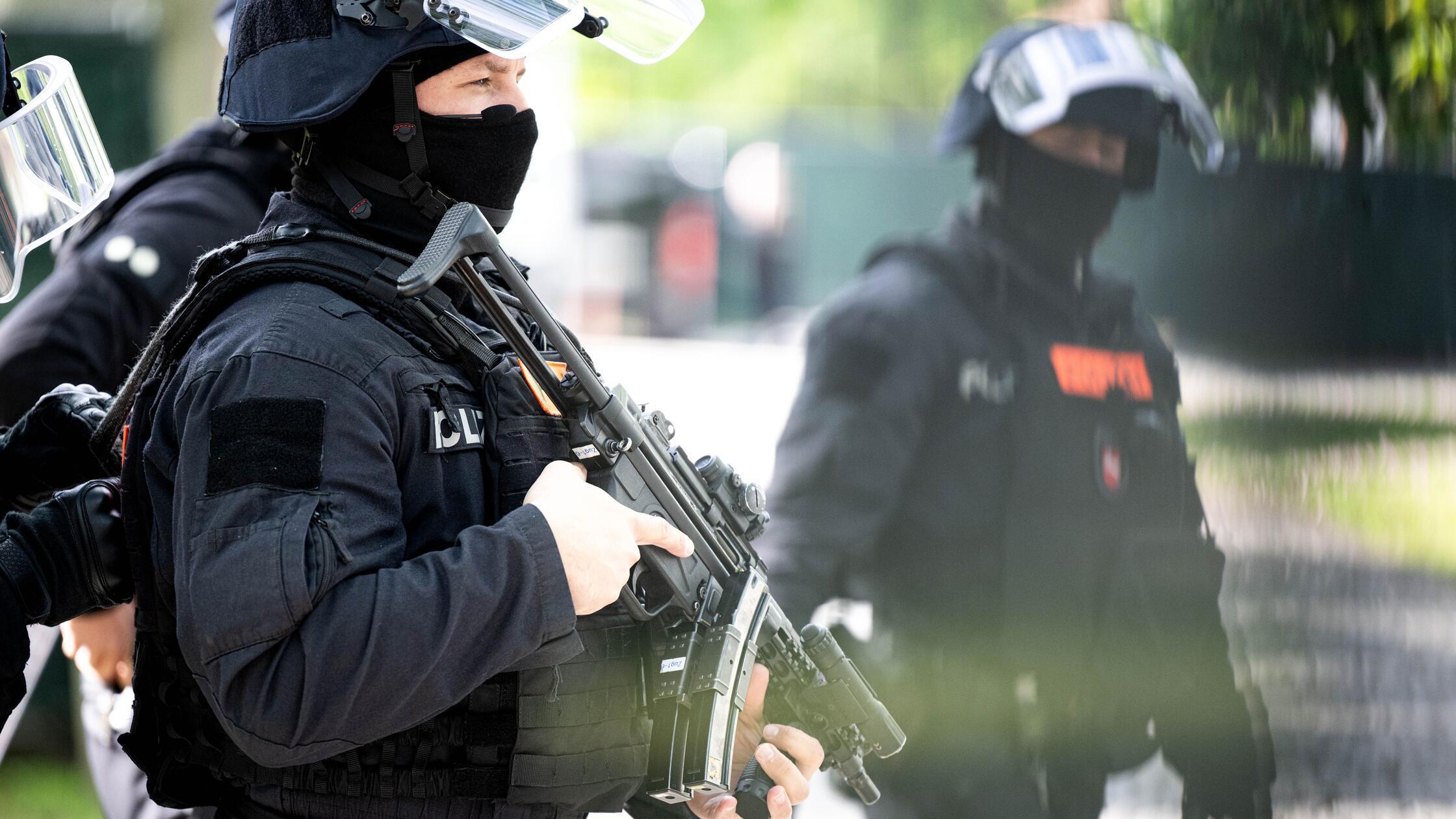 13.05.2026, Niedersachsen, Verden: Bewaffnete Eins