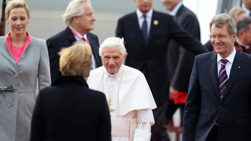 Papst Benedikt XVI. wird von Bundekanzlerin Merkel und dem Ehepaar Wulff begrüßt.