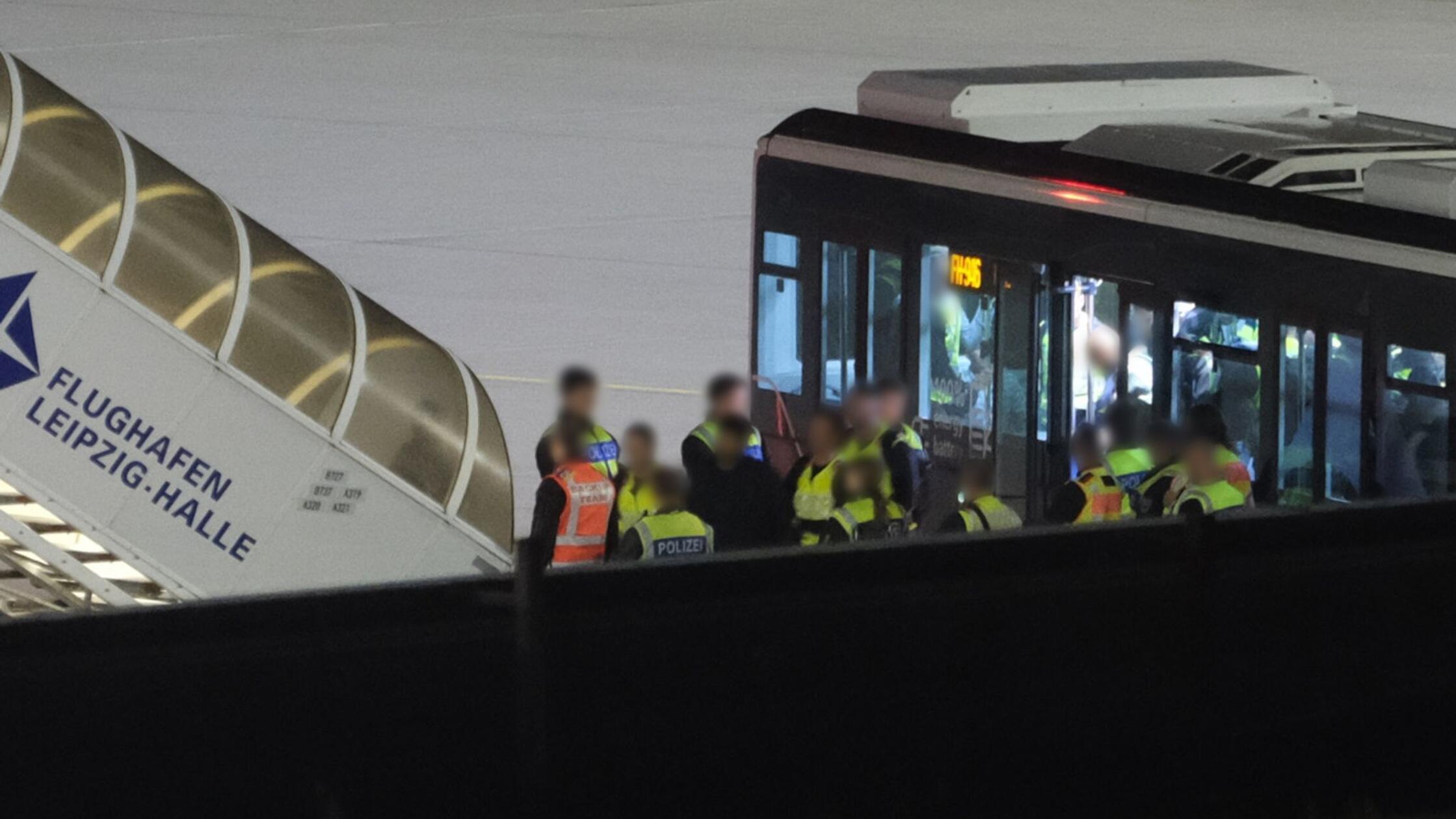 Bundespolizisten bringen einen Mann auf dem Flugha