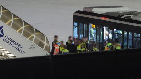 Bundespolizisten bringen einen Mann auf dem Flugha