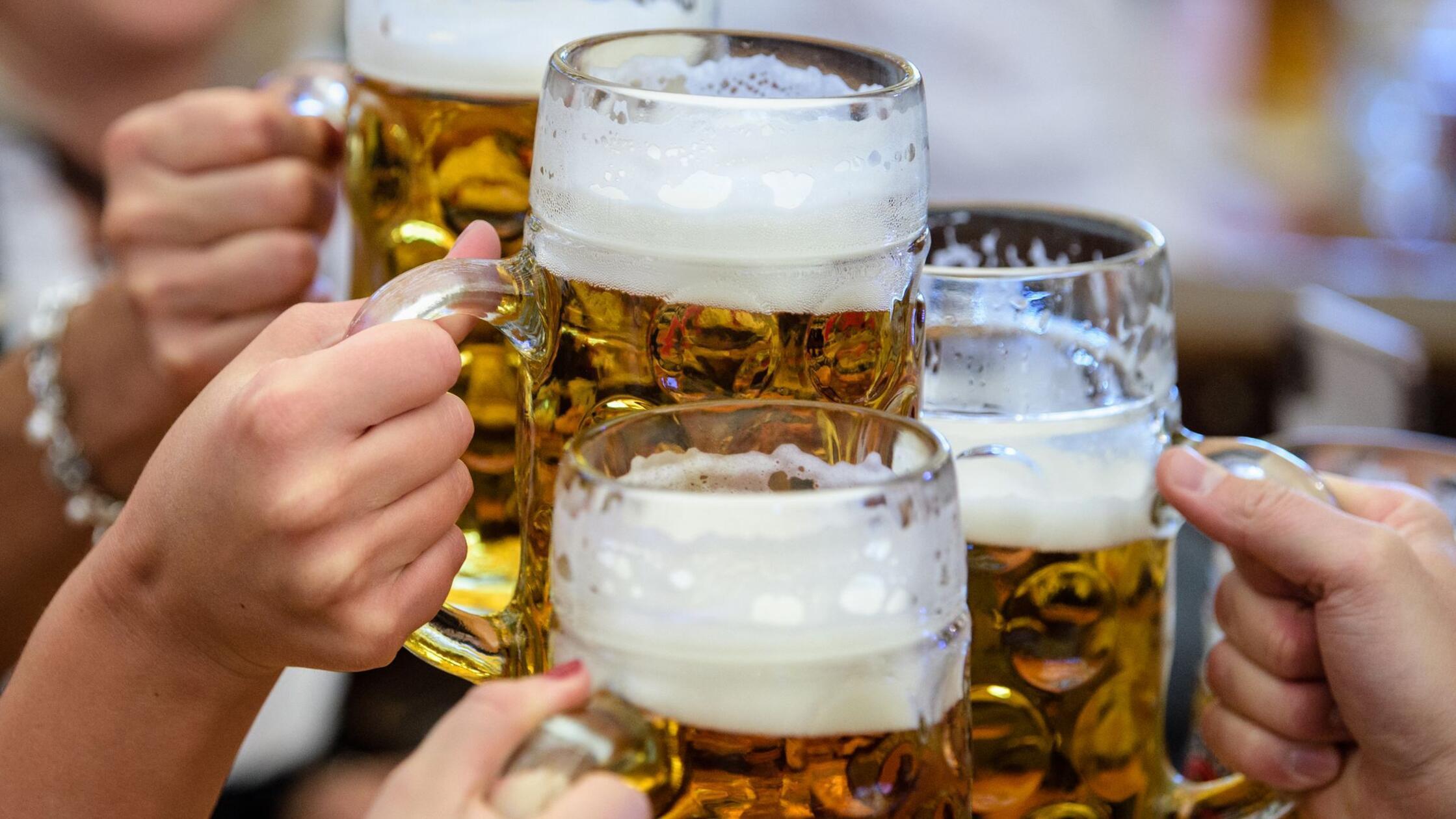 Besucher stoßen auf dem Münchner Oktoberfest mit B