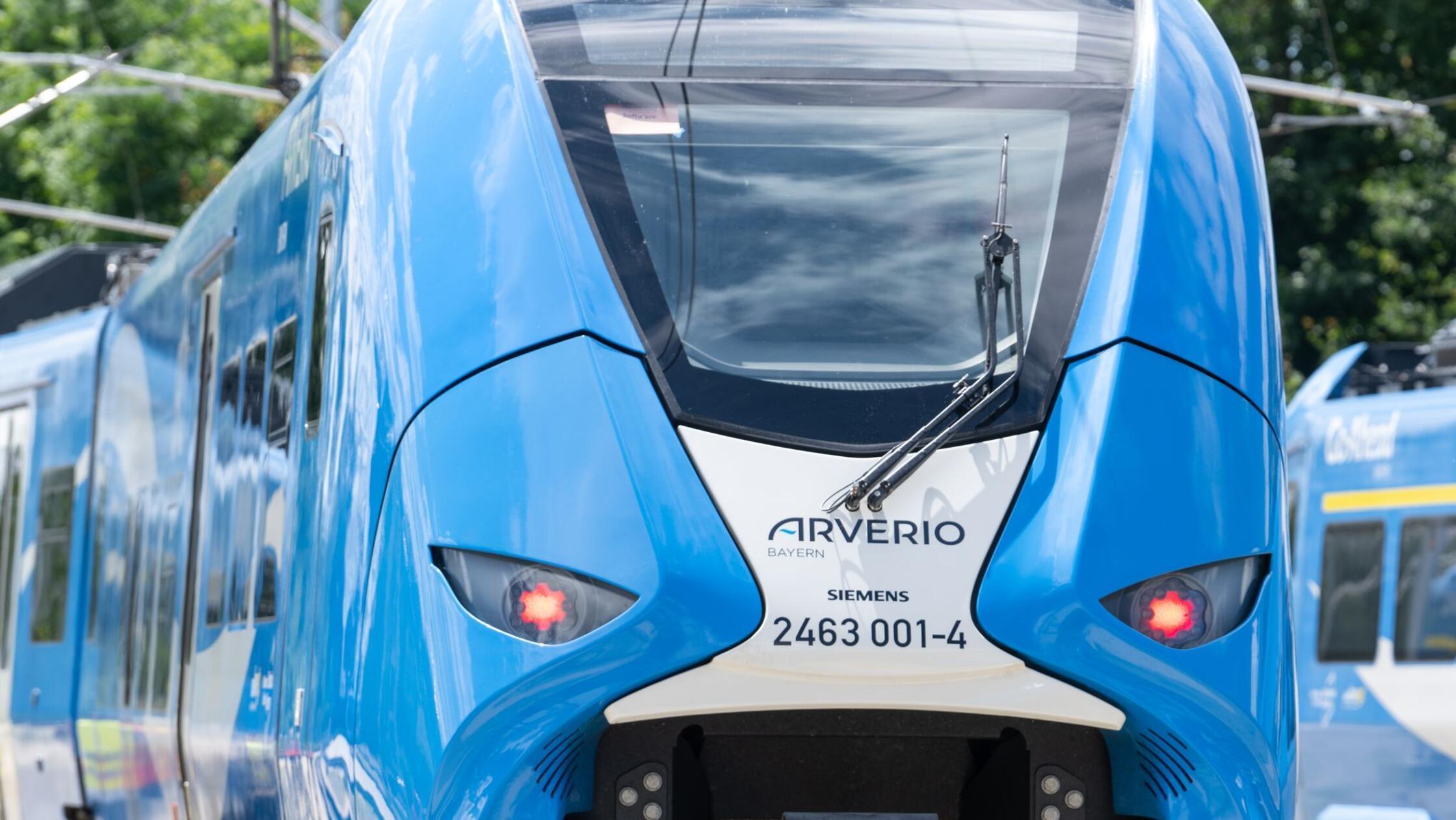 Im Betriebswerk steht ein Triebwagen vom Typ Sieme