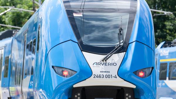Im Betriebswerk steht ein Triebwagen vom Typ Sieme