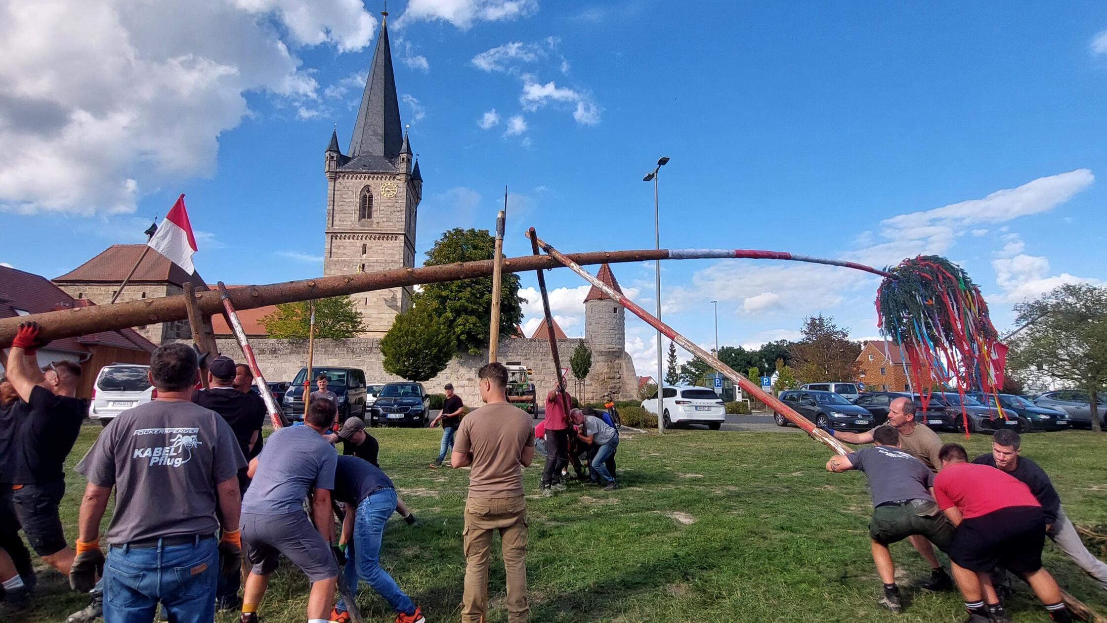 Kirche und Kerwa. Für die Hannberger ist das echt 