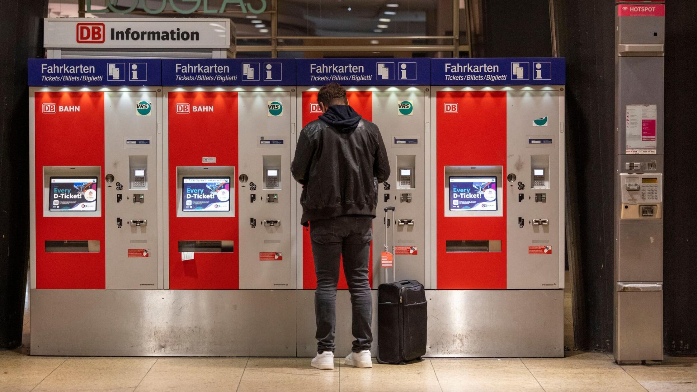 «D-Ticket» steht auf den Monitoren von Fahrkartena