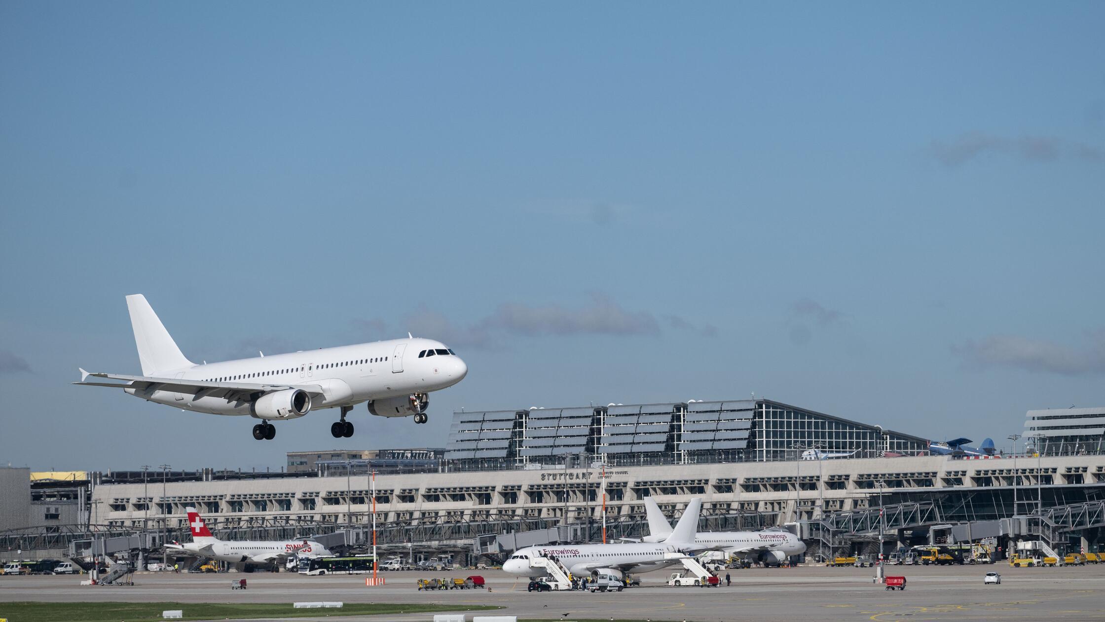 Ein Flugzeug landet auf dem Flughafen Stuttgart. (