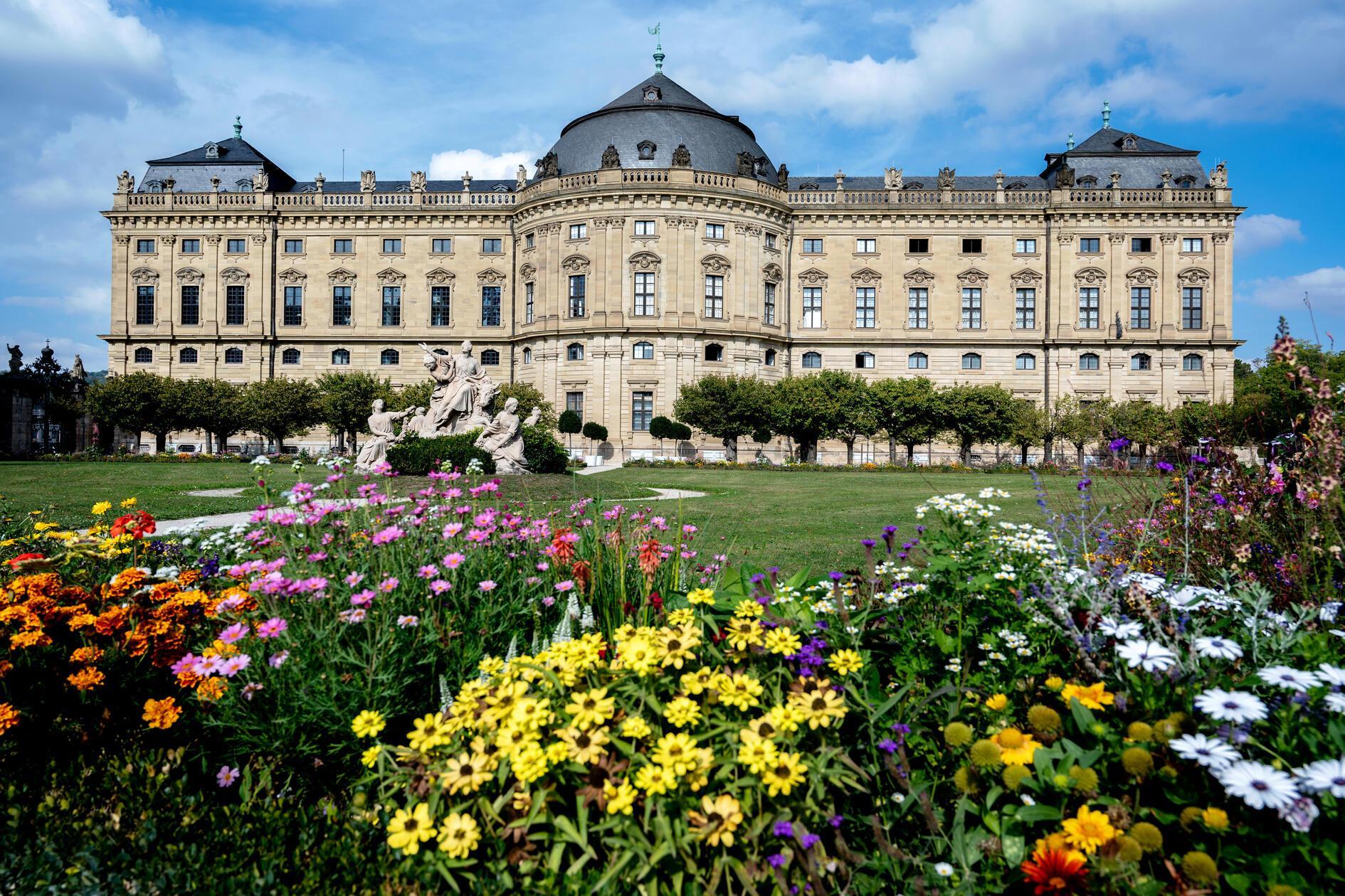 Prunkvoll, imposant und bis heute ein Besuchermagnet: Die <b>Würzburger Residenz</b> wurde ab 1720 nach Plänen des damals noch jungen Architekten Balthasar Neumann errichtet. Mit 168 Metern Länge, prächtigen Sälen, der Hofkirche und dem berühmten Spiegelkabinett entstand ein Bau, der sich mit den großen europäischen Residenzen seiner Zeit messen konnte. Im Zweiten Weltkrieg schwer zerstört, wurde die Residenz später detailgetreu wiederaufgebaut und gehört seit 1981 zum UNESCO-Welterbe.

Dass sie bis heute zu den großen Publikumslieblingen Frankens zählt, zeigt auch ein Ranking des Freizeitportals Tripadvisor: Hier landet die Residenz bei den Reisenden auf Platz eins....