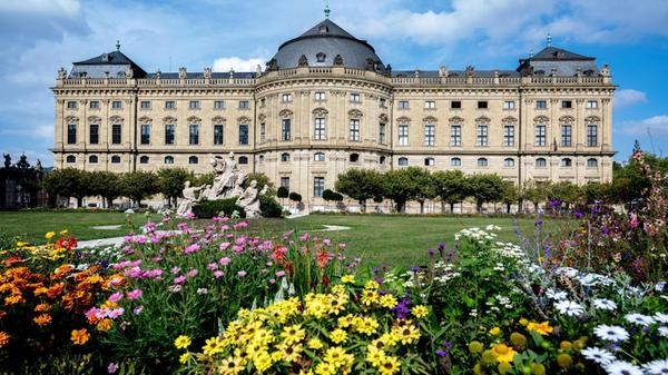 Prunkvoll, imposant und bis heute ein Besuchermagnet: Die <b>Würzburger Residenz</b> wurde ab 1720 nach Plänen des damals noch jungen Architekten Balthasar Neumann errichtet. Mit 168 Metern Länge, prächtigen Sälen, der Hofkirche und dem berühmten Spiegelkabinett entstand ein Bau, der sich mit den großen europäischen Residenzen seiner Zeit messen konnte. Im Zweiten Weltkrieg schwer zerstört, wurde die Residenz später detailgetreu wiederaufgebaut und gehört seit 1981 zum UNESCO-Welterbe.
Dass sie bis heute zu den großen Publikumslieblingen Frankens zählt, zeigt auch ein Ranking des Freizeitportals Tripadvisor: Hier landet die Residenz bei den Reisenden auf Platz eins....