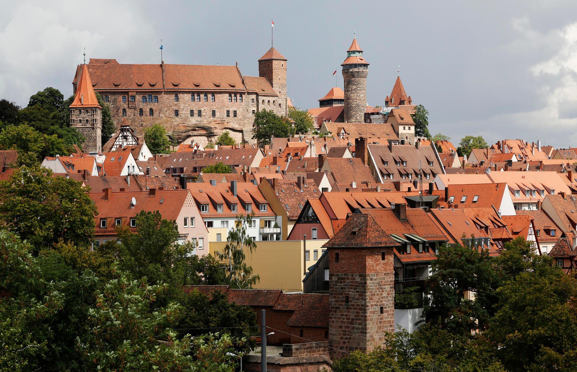 ...gefolgt von der <b>Kaiserburg</b> in Mittelfranken. Sie gilt als das Wahrzeichen der Stadt Nürnberg. Besucher können an einer bunt gemischten Auswahl an Programmpunkten auf der Burg wählen. Ob nur eine Runde im Burggarten schlendern oder ein Besuch im Museum - die Kaiserburg ist ein Erlebnis für die ganze Familie. Besucher loben auf Tripadvisor vor allem auch die gute Aussicht über die Stadt.