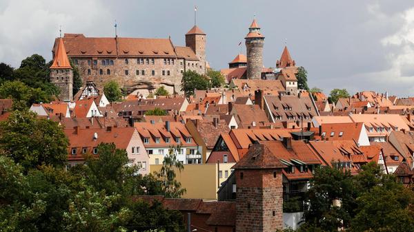 ...gefolgt von der <b>Kaiserburg</b> in Mittelfranken. Sie gilt als das Wahrzeichen der Stadt Nürnberg. Besucher können an einer bunt gemischten Auswahl an Programmpunkten auf der Burg wählen. Ob nur eine Runde im Burggarten schlendern oder ein Besuch im Museum - die Kaiserburg ist ein Erlebnis für die ganze Familie. Besucher loben auf Tripadvisor vor allem auch die gute Aussicht über die Stadt.
