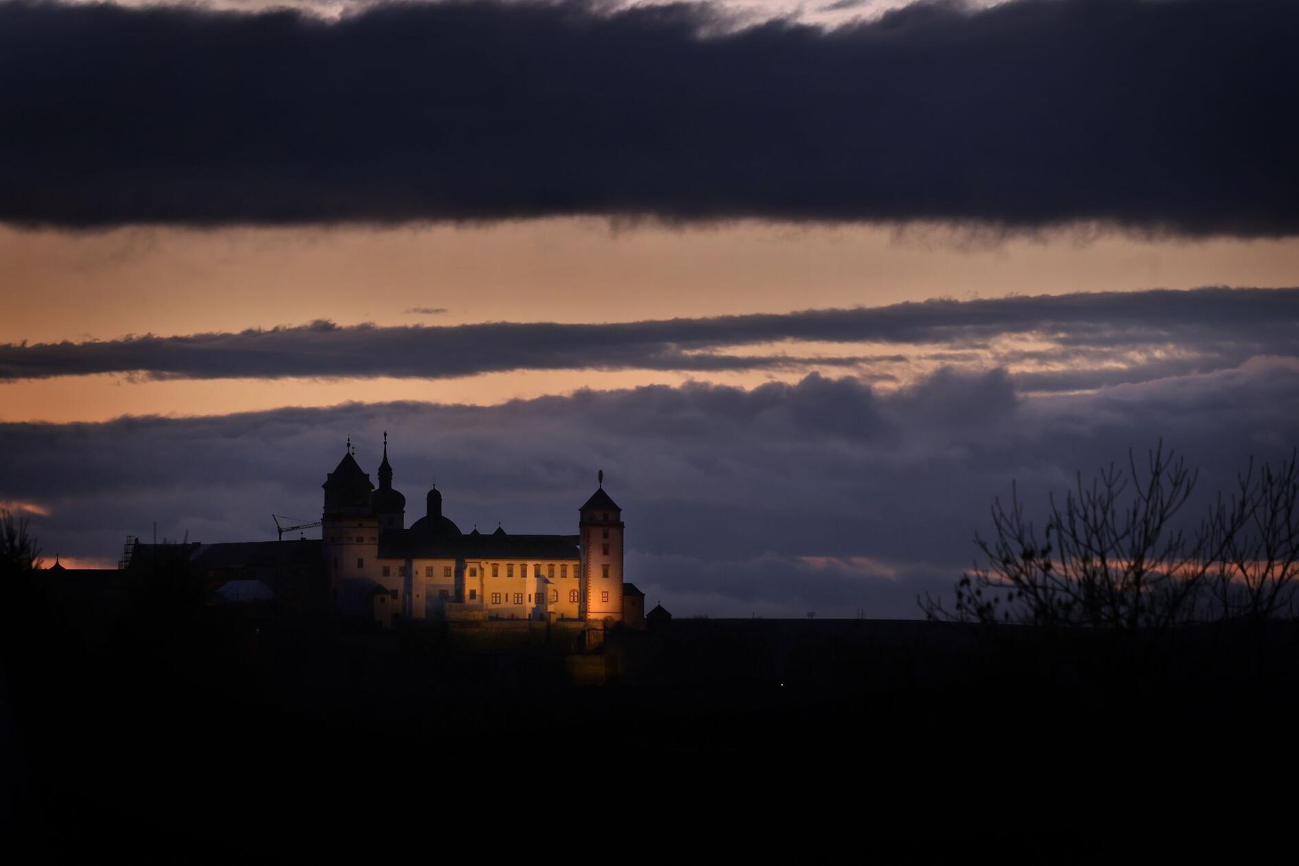 Hoch über dem Main und umgeben von Weinbergen thront die <b>Festung Marienberg</b> – ein weiteres Wahrzeichen Würzburgs. Seit dem frühen 13. Jahrhundert prägt die Burganlage das Stadtbild. Im Bauernkrieg 1525 wurde hier der Bildhauer Tilman Riemenschneider gefangen gehalten und gefoltert, 1631 eroberten schwedische Truppen die Festung.

Heute beherbergt der Marienberg unter anderem das Museum für Franken. Besonders sehenswert ist der Fürstengarten mit seinen barocken Terrassen und Pavillons. Im Tripadvisor-Ranking landet sie auf Platz drei.