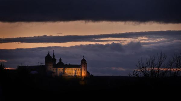 Hoch über dem Main und umgeben von Weinbergen thront die <b>Festung Marienberg</b> – ein weiteres Wahrzeichen Würzburgs. Seit dem frühen 13. Jahrhundert prägt die Burganlage das Stadtbild. Im Bauernkrieg 1525 wurde hier der Bildhauer Tilman Riemenschneider gefangen gehalten und gefoltert, 1631 eroberten schwedische Truppen die Festung.
Heute beherbergt der Marienberg unter anderem das Museum für Franken. Besonders sehenswert ist der Fürstengarten mit seinen barocken Terrassen und Pavillons. Im Tripadvisor-Ranking landet sie auf Platz drei.