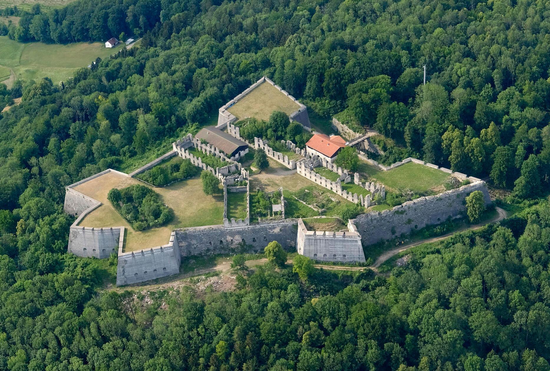 Die <b>Festung Rothenberg</b> entstand etwa im Jahre 1750 auf einer älteren und kleineren Burg aus dem 13. Jahrhundert. Sie liegt auf dem gleichnamigen Rothenberg, über dem Markt Schnaittach. Die Barockfestung wurde nach Französischem Vorbild als Bastion errichtet und war die letzte Rokokofestung in Europa. Im Jahre 1806, als Franken an Bayern angeliedert wurde, war die strategische Bedeutung dahin und die Festung wurde ein gefürchtetes Gefängnis. Aus Kostengründen wurde sie um 1840 auf Anweisung des Bayerischen Königs Ludwig I aufgelassen und ist bis heute eine Ruine, deren Besuch aber immer noch sehr lohnt.  Von April bis November, Mittwoch bis Sonntag gibt's von 10 bis 18 Uhr stündlich Führungen. 